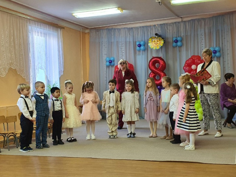 «Женский день – 8 Марта».